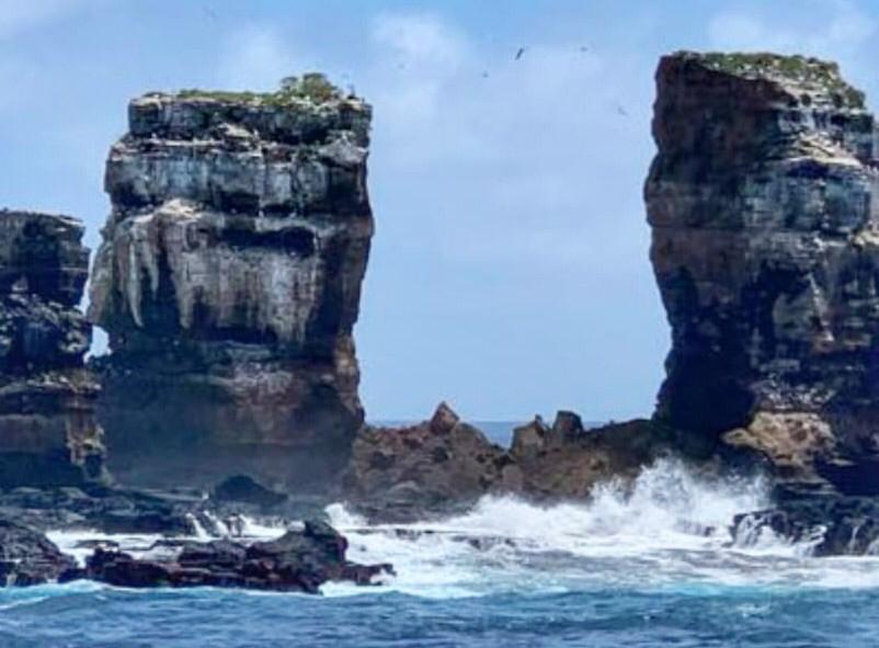 Ecuador: Darwin Arch off Galapagos falls down due to erosion